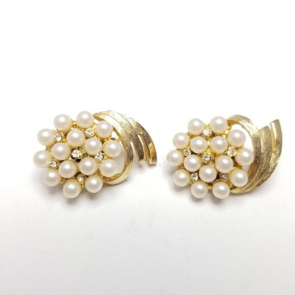 Vintage Faux Pearl Cluster Rhinestone Clip On Earrings, Retro Design, Gold Tone - Picture 6 of 6